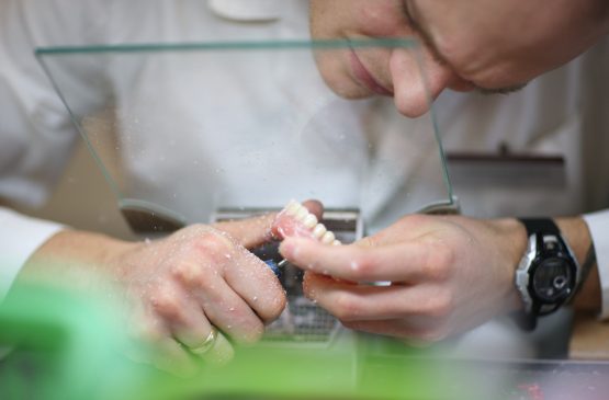 Zobu tehniskā laboratorija sniedz ārpakalpojumus klīnikām